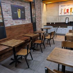It's Boba Time - Canoga Park - The seating area