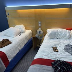 Holiday Inn Express Paris-Canal de la Villette - Tight yet comfortable hotel room