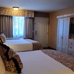Nice clean room but this place is definitely not a resort. Well, do have pool, hot tub, exercise room and restaurant.  Awesome setting