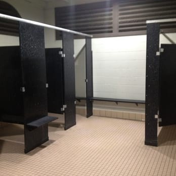Redondo Beach - Bathrooms are pretty clean and they even have dressing rooms for you to change in before or after the beach :) - Beaches Near Me