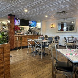 Farmhouse Blakeslee - Restaurant inside