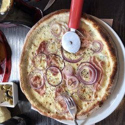 LA TROPEA zum Schanzenberg - Flammkuchen with a personal cutter.