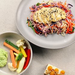AvecPlaisirs Chefs Traiteurs - Réunissez-vous autour de notre salade de poulet laqué par RICARDO !