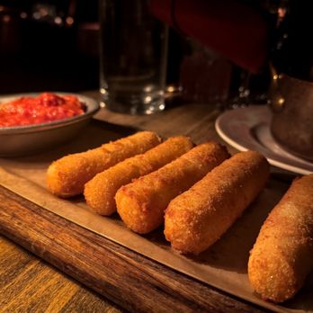 Ciccio Mio - Mozzarella sticks. Another good portion size and the sauce was really tasty and fresh. - Italian Near Me - Chicago, Illinois