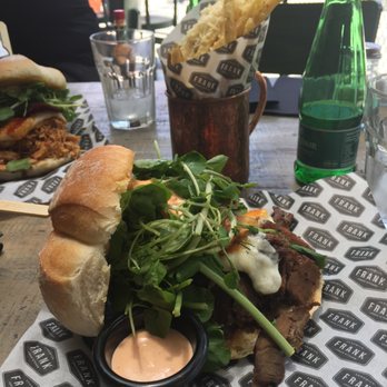 Frank Urban Kitchen - Brisket sandwich with goat cheese and arugula. Pulled chicken sandwich and truffle fries in the background. - Burgers Near Me - Vitacura, RM Frank Urban Kitchen - Brisket sandwich with goat cheese and arugula. Pulled chicken sandwich and truffle fries in the background. - Burgers Near Me - Vitacura, RM
