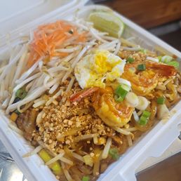 Chicken and shrimp pad thai