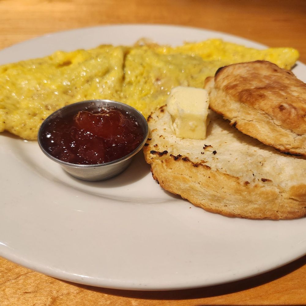 Broadbent Omelete comes with a bread. I chose the biscuit! Yummy! Broadbent Omelete comes with a bread. I chose the biscuit! Yummy!