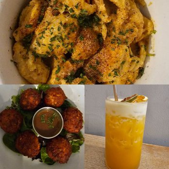 Aunts et Uncles - Fish Cakes & Mac n Cheese. Cocktail - Sumptin Nice - Mezcal, Passionfruit, Pimento & Lime. - Vegan Near Me - Brooklyn, New York