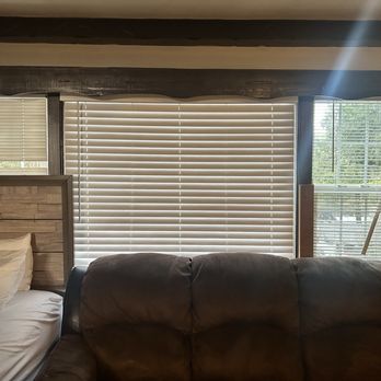 Arrowhead Tree Top Lodge - Broken window blinds - Hotels Near Me - Lake Arrowhead, California