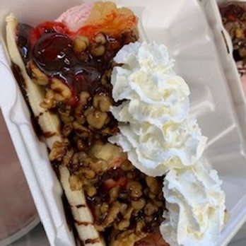 Tom's Drive In - Huge Banana Splits- Enough for two people to share!!!!! - American Near Me - Pulaski, Virginia
