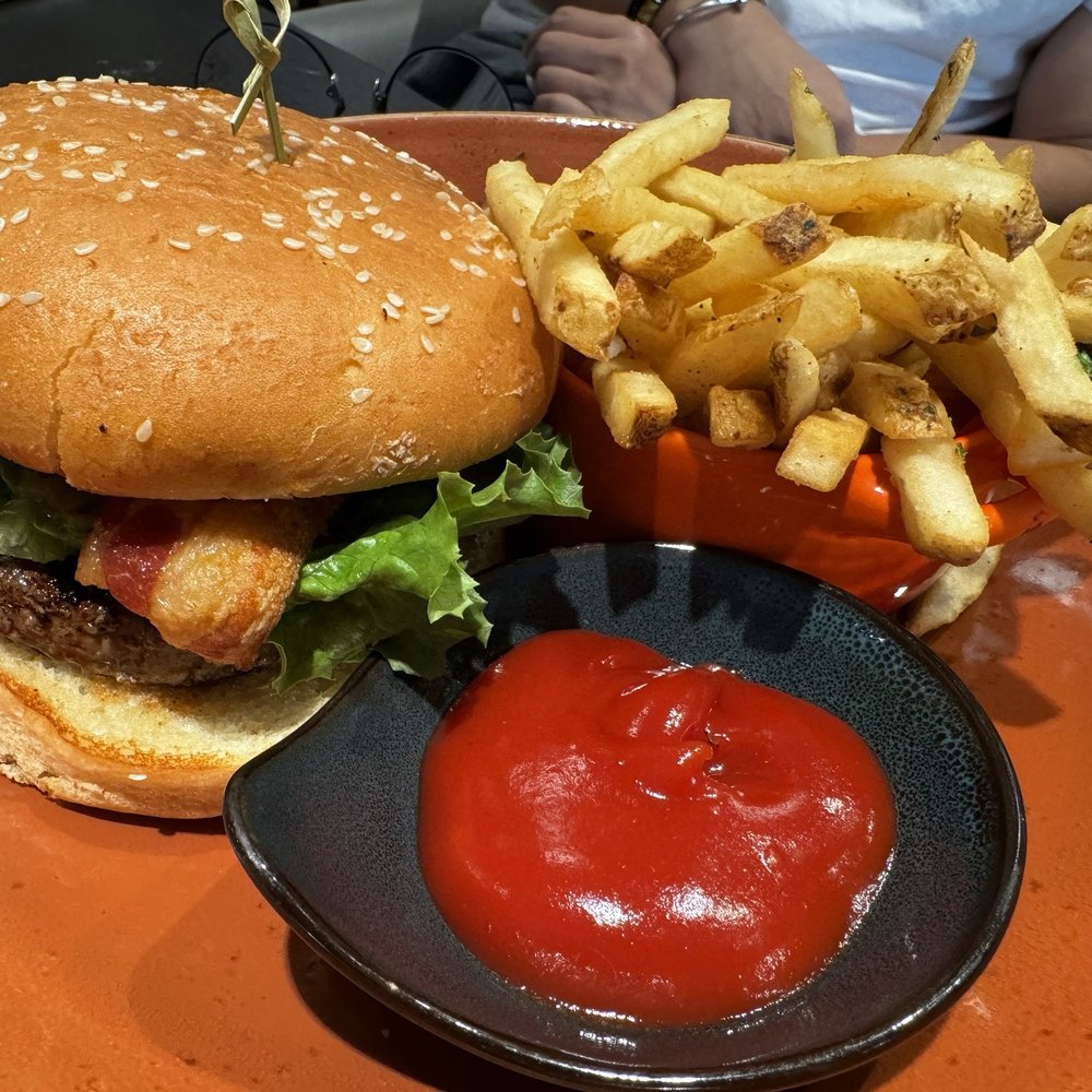 Beckett's Kitchen & Lounge - Cheeseburger de lux - Cocktail Bars Near Me - Los Angeles, California