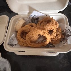 Six Feet Under Pub & Fish House - Grant Park - Very hard and salty onion rings