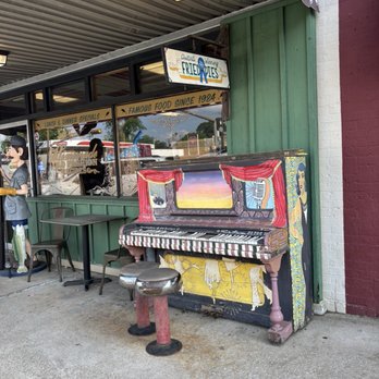 East Texas Burger Company - Outside art - Burgers Near Me - Mineola, Texas