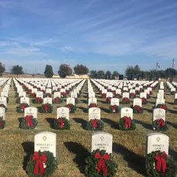 Laying of the wreaths 2017 - The first Saturday every year after Thanksgiving - Come and volunteer Laying of the wreaths 2017 - The first Saturday every year after Thanksgiving - Come and volunteer