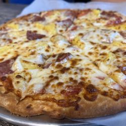 Zaza Cafe - Hawaiian Pizza