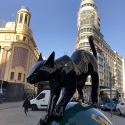 La estatua de un gato dominando el mundo