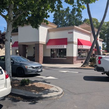 In-N-Out Burger - Front - Fast Food Near Me - Davis, California