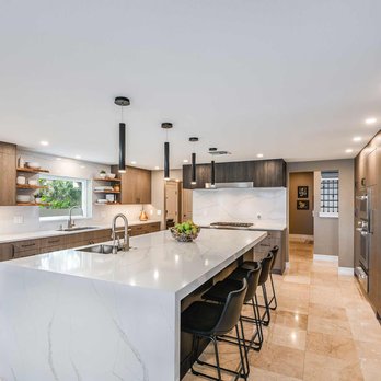 Van Selow Design Build - a kitchen with a large island - General Contractors Near Me - Seminole, Florida Van Selow Design Build - a kitchen with a large island - General Contractors Near Me - Seminole, Florida