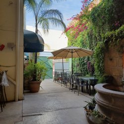 Bogatti Pizza - The leafy Entrada is so reminiscent of Mexico but the fragrant smell of Marinara and garlic give it away. This is the real rare thing..