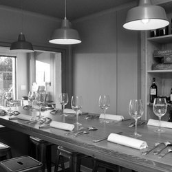Le Comptoir de Massieux - Cave à vin et sa table de 8 personnes