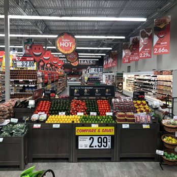 Hy-Vee - a produce section in a grocery store - Grocery Near Me - Decorah, Iowa