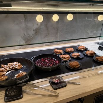 Sapphire Lounge - Belgian waffles with berry compote and croissants stuffed with mushrooms & swiss cheese - Airport Lounges Near Me - Phoenix, Arizona