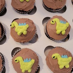 a variety of dinosaur cupcakes a variety of dinosaur cupcakes