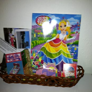Cascade Motel - Nice touch! A little gift basket for the guest. - Hotels Near Me - Oakridge, Oregon