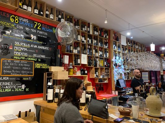 Vinoteca Vides by null