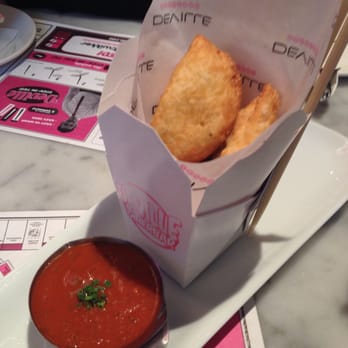 Deville Dinerbar - Macaroni et fromage wontons - Diners Near Me - Montreal, Quebec