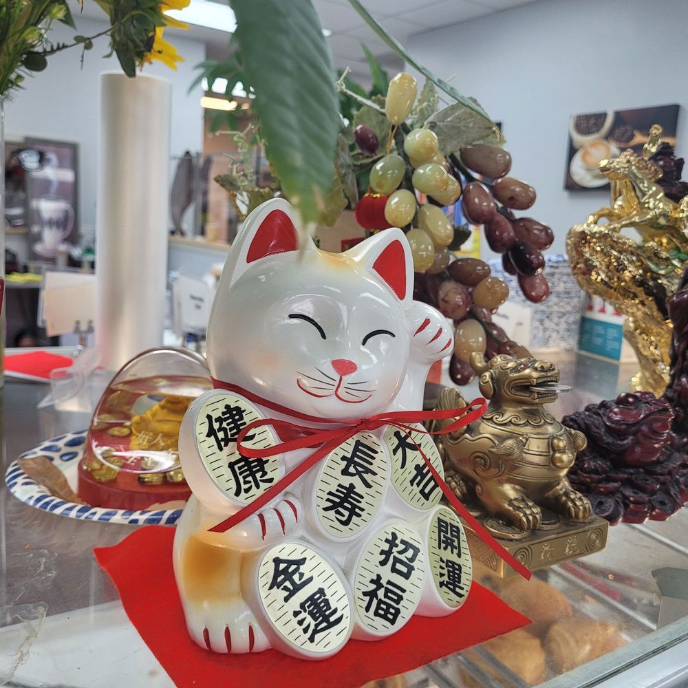 Lucky cat (Maneki-neko) bringing good luck Lucky cat (Maneki-neko) bringing good luck