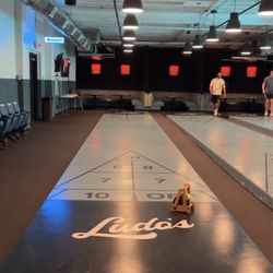 Ludo's Shuffleboard bar