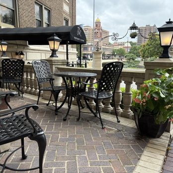 The Raphael Hotel, Autograph Collection - Front patio - Hotels Near Me - Kansas City, Missouri The Raphael Hotel, Autograph Collection - Front patio - Hotels Near Me - Kansas City, Missouri