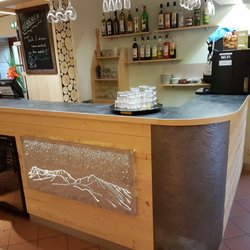 L'Auberge des Entremonts - Très bon restaurant et une équipe hyper sympathique. Nous y avons dégusté une entrecôte et une truite au beurre blanc safrané...A tomber