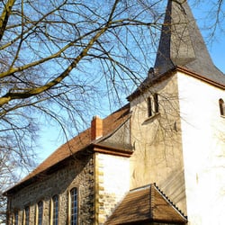 Ev.-luth. Kirchengemeinde Clauen, Bründeln - Ansicht auf den Kirchturm vom Friedhof aus