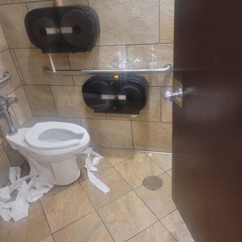 Royal Farms - Mens bathroom exhibit A - Convenience Stores Near Me - Columbia, Maryland