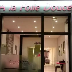 A la Folie Douce - Vitrine de la crêperie, le soir.