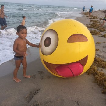 Villa Sinclair Beach Suites And Spa - Super cool free huge ball for the beach - Hotels Near Me - Hollywood Beach, Florida