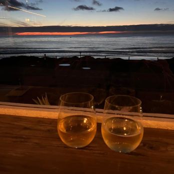 Cambria Shores Inn - Complimentary wine - Hotels Near Me - Cambria, California