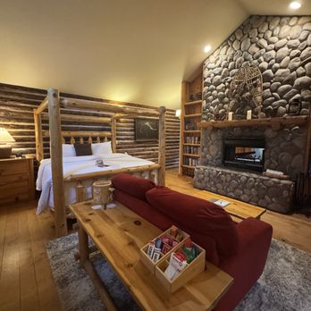 Riversong Inn Retreat - Bedroom suite with sofa - Bed & Breakfast Near Me - Estes Park, Colorado Riversong Inn Retreat - Bedroom suite with sofa - Bed & Breakfast Near Me - Estes Park, Colorado