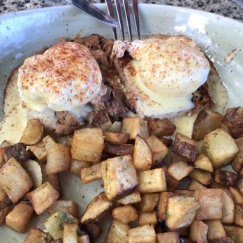 Three's Bar & Grill - Kulua Pork and Seared Ahi Eggs Benidict! - Asian Fusion Near Me - Kihei, Hawaii