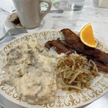 9 Peaks Restaurant & Lounge - 1/2 order biscuit & gravy, side of 3 pieces of bacon with hash browns shared from Hubs plate. - Salad Near Me - Mackay, Idaho 9 Peaks Restaurant & Lounge - 1/2 order biscuit & gravy, side of 3 pieces of bacon with hash browns shared from Hubs plate. - Salad Near Me - Mackay, Idaho