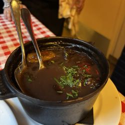 Chez Fernand - Le légendaire bœuf Bourguignon aux joues de bœuf Black Angus, pommes vapeur.