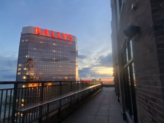 The VÜE Rooftop Bar by null