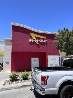 In-N-Out Burger by null