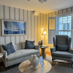 Regatta Inn - Lobby sitting area