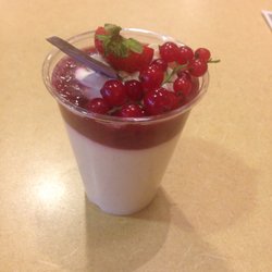 LeBuffet - Pudding mit Erdbeeren und Johannesbeeren