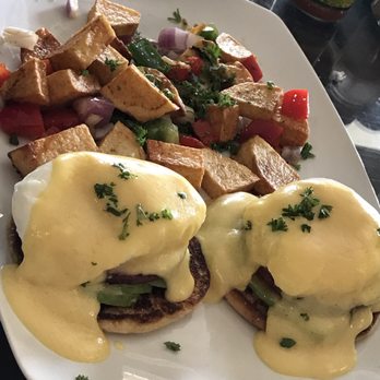 V Boulevard Cafe - Eggs Benedict with country potatoes as they side - Coffee & Tea Near Me - Glendale, California