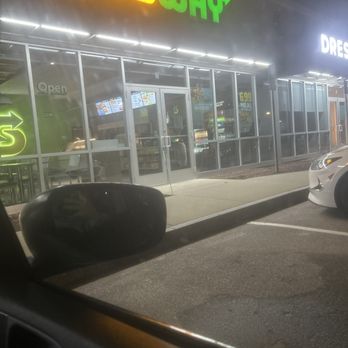 Subway - Says third open till 10 but was closed at 8:50????? - Sandwiches Near Me - Hooksett, New Hampshire