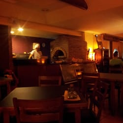 Horno de piedra en medio del restaurante y el pizzero, me encanta este sitio